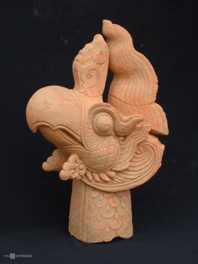 Đầu chim phượng bằng đất nung có niên đại cuối thế kỷ 14, đầu thế kỷ 15 với hoa văn trang trí tinh xảo được tìm thấy ở đàn tế Nam Giao thành nhà Hồ. Ảnh: Lam Sơn