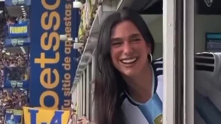 Dua Lipa vẫy chào khán giả tại sân Bombonera