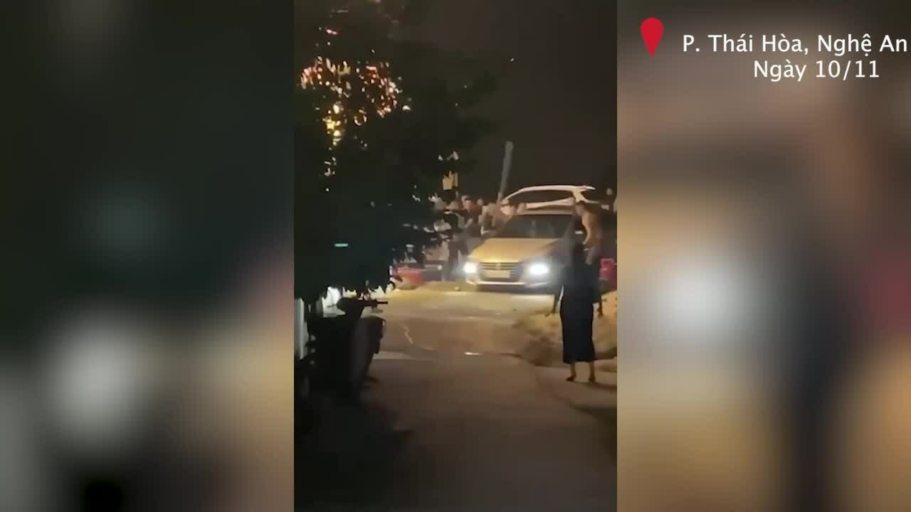 Nhiều người bao vây, đập phá ôtô