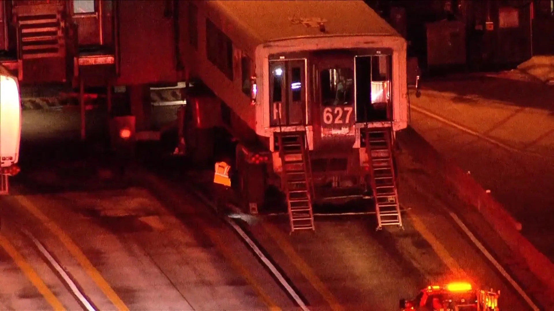 Xe trung chuyển cắm đầu vào nhà ga sân bay Mỹ