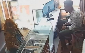 Loài chim khổng lồ giống khủng long bất ngờ xuất hiện trên thuyền ở châu Phi - Ảnh 3.