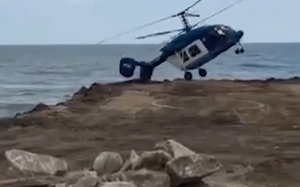 Sóng lớn cuốn du khách xuống biển, 1 người thiệt mạng và 9 người bị thương - Ảnh 4.