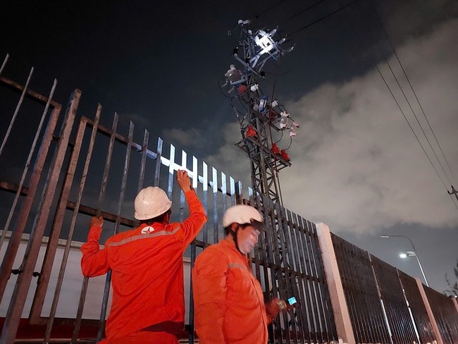 Sau tiếng nổ lớn, hàng trăm hộ dân tại Đà Nẵng chìm trong bóng tối - Ảnh 3. Sau tiếng nổ lớn, hàng trăm hộ dân tại Đà Nẵng chìm trong bóng tối - Ảnh 3.