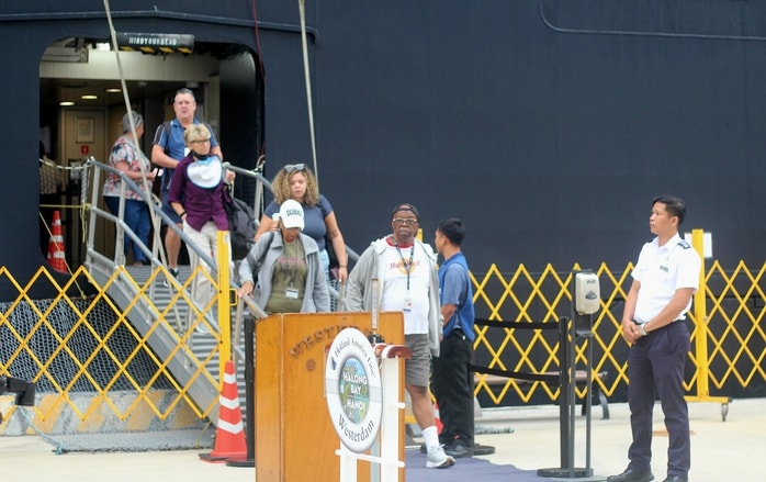 Hai siêu du thuyền hạng sang đưa 3 . 100 Khách du lịch quốc tế đến Quảng Ninh - Ảnh 2.