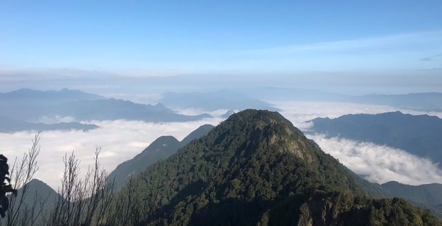 Mở tuyến du lịch mạo hiểm 'Chinh phục đỉnh Pù Luông' săn mây ở độ cao 1.700m- Ảnh 1. Mở tuyến du lịch mạo hiểm 'Chinh phục đỉnh Pù Luông' săn mây ở độ cao 1.700m- Ảnh 1.