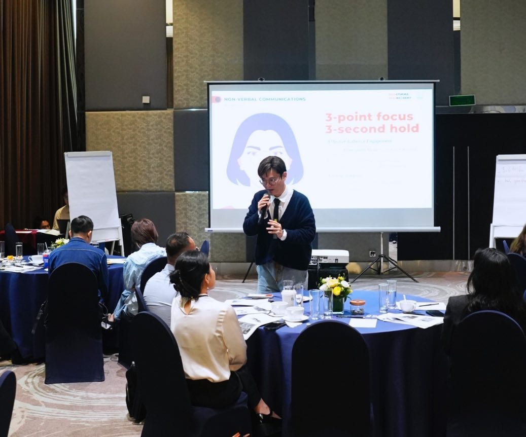 Buổi huấn luyện kỹ năng giao tiếp phi ngôn ngữ trong chương trình đào tạo của Red Academy