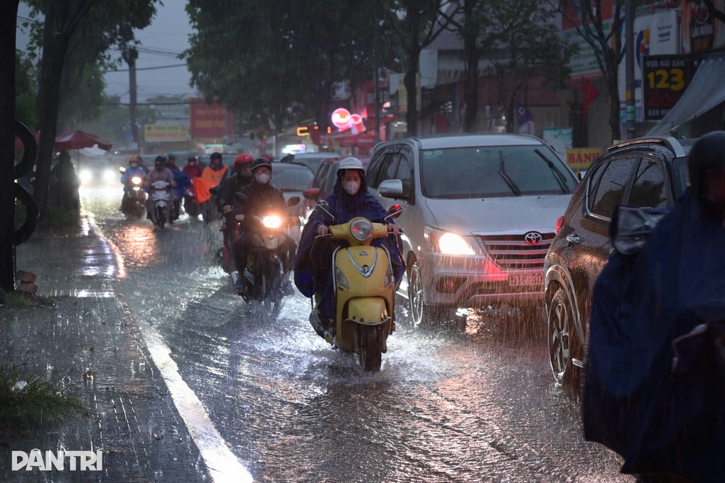 Dân công sở dầm mưa gần 1 tiếng, khổ sở vì trễ hẹn với khách hàng - 3