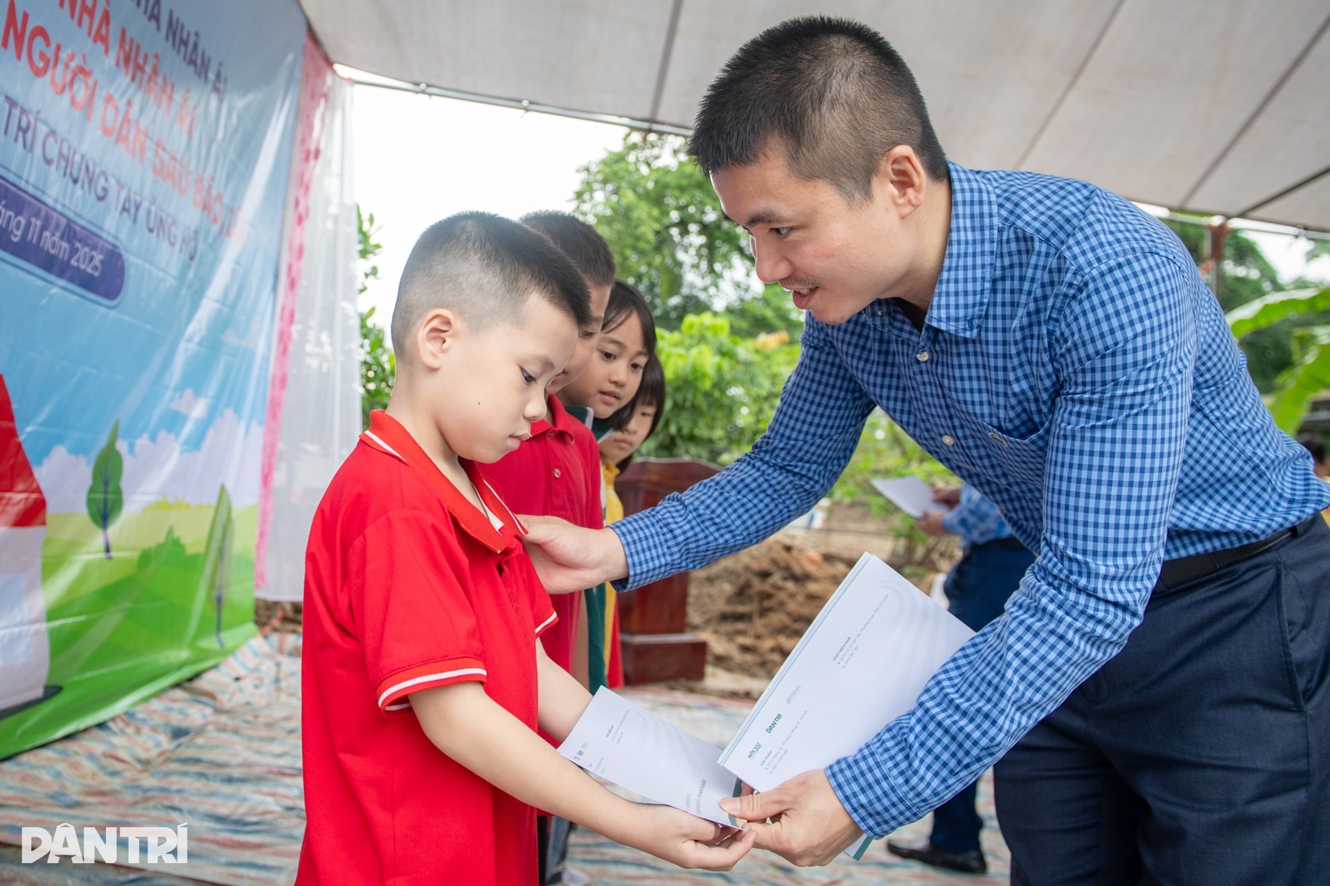 Khởi công 8 nhà Nhân ái tặng các hộ bị sập nhà do bão số 11 ở Thái Nguyên - 10