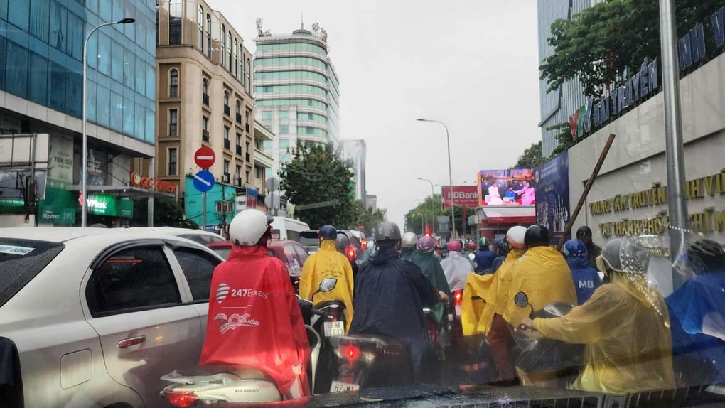 Dân công sở dầm mưa gần 1 tiếng, khổ sở vì trễ hẹn với khách hàng - 1