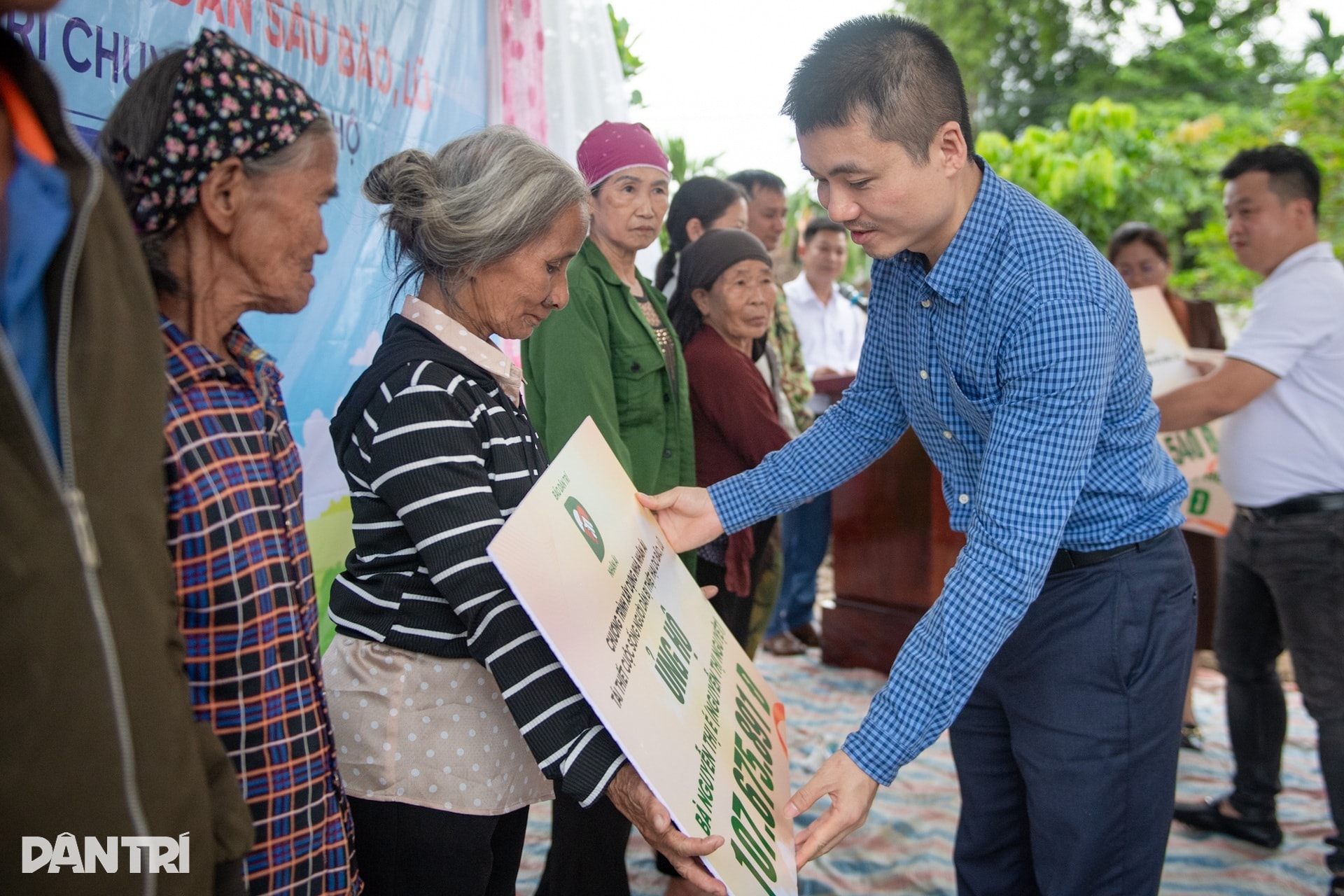 Khởi công 8 nhà Nhân ái tặng các hộ bị sập nhà do bão số 11 ở Thái Nguyên - 7