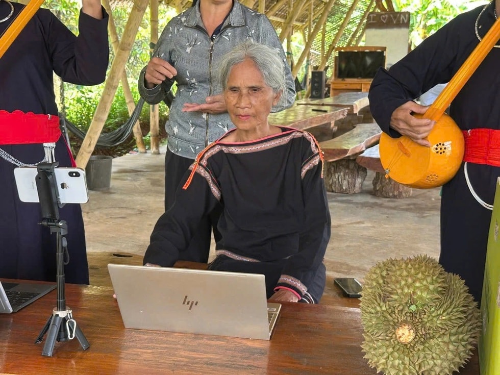 Bó rau 2.000 đồng đổi đời cô gái nghèo chốn thâm sơn - 9 Bó rau 2.000 đồng đổi đời cô gái nghèo chốn thâm sơn - 9