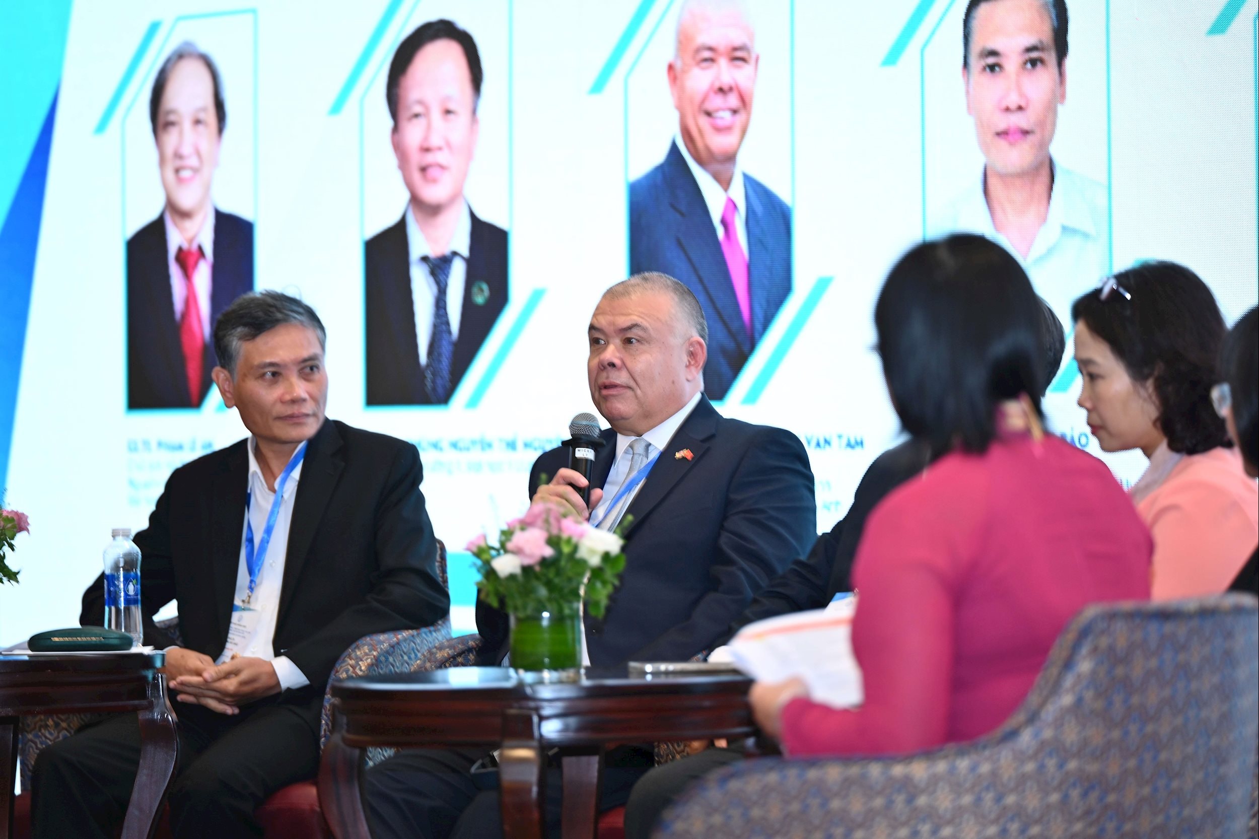 Giáo sư, Hiệp sĩ Jonathan Van-Tam, Giáo sư danh dự, Trường Y, Đại học Nottingham chia sẻ kinh nghiệm trong hội thảo