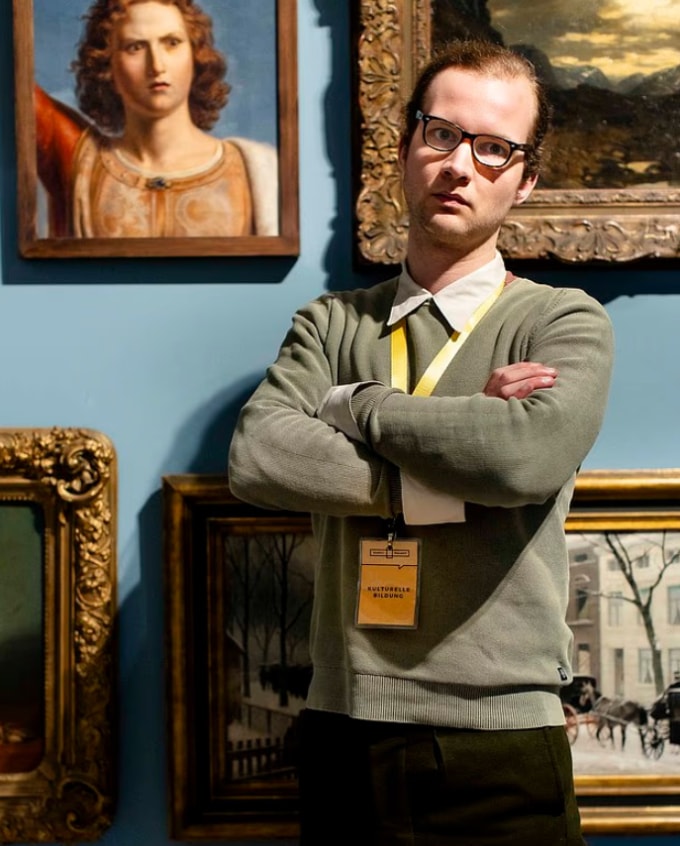 Chân dung hướng dẫn viên hay mắng khách Joseph Langelinck tại bảo tàng ở Đức. Ảnh: DM