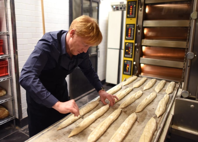 Kayser đang làm bánh mì baguette Pháp tại một cửa hàng của mình ở Mỹ. Ảnh: AFP