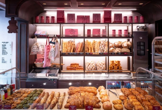 Một cửa hàng bánh tại Pháp. Ảnh: CNN