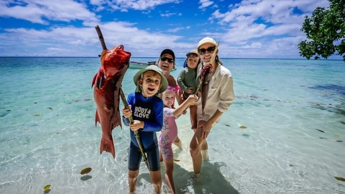 Vợ chồng Katie và các con trên đảo Uepi, thuộc quần đảo Solomon. Ảnh: Thatsfile