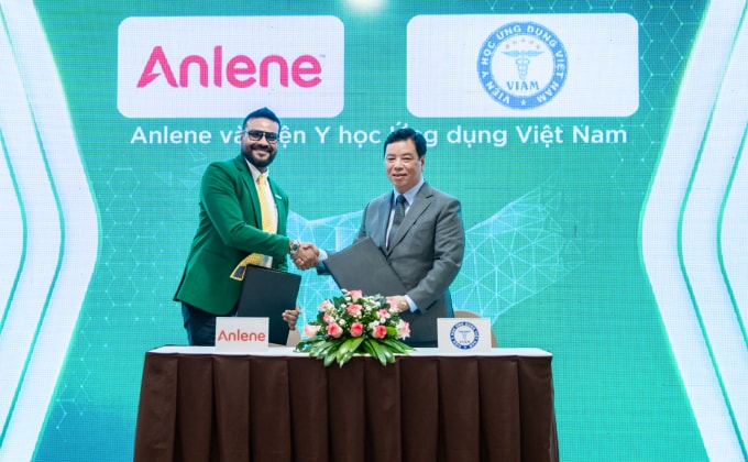 TS.BS Trương Hồng Sơn (phải), đại diện Viện Y học ứng dụng Việt Nam và ông Roshan De Silva, Tổng giám đốc Fonterra Brand Việt Nam tại lễ ký kết. Ảnh: Anlene