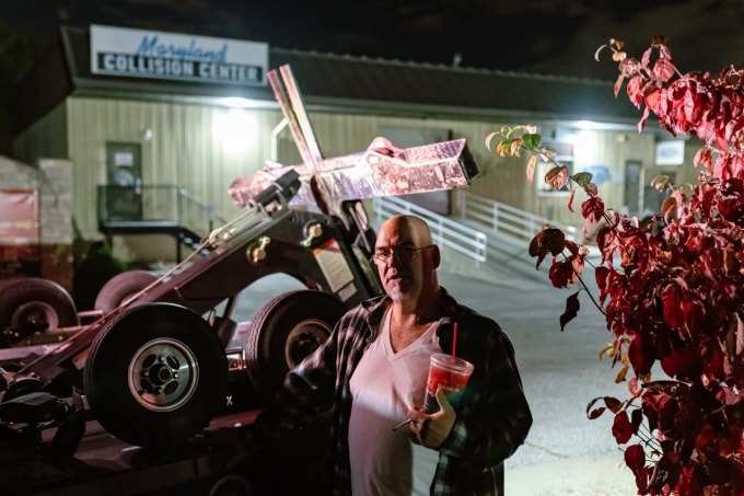 Oomh Randy Carnes, đồng sở hữu Speed Kingz trong một đêm đi thu hồi xe, tháng 10/2025. Ảnh: WSJ