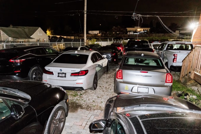 Một bãi xe Speed Kingz Recovery ở Laurel, Maryland, đang lưu giữ hàng chục chiếc xe bị thu giữ. Ảnh: WSJ