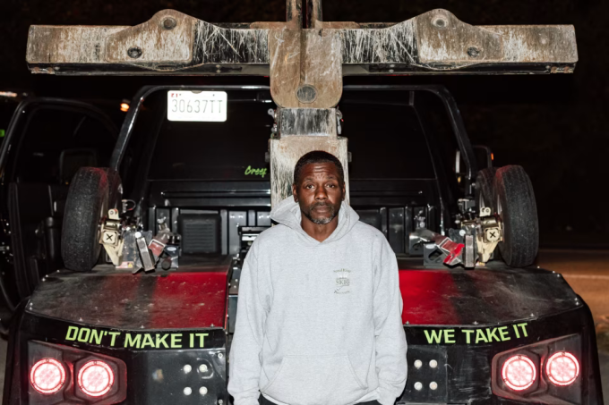 George Dowdy, một nhân viên thu hồi xe quá hạn trả nợ trong một ca làm việc, tháng 10/2025. Ảnh: WSJ