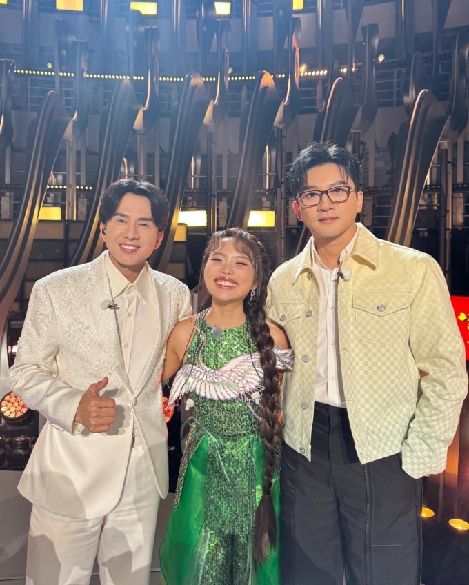 Mỹ Chi chụp ảnh kỷ niệm cùng Đan Trường (trái) và Tô Hữu Bằng (phải) tại show. Ảnh: Nhân vật cung cấp