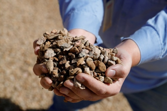 Quặng chuẩn bị được chuyển đến nhà máy tinh chế tại mỏ đất hiếm ở California. Ảnh: Reuters