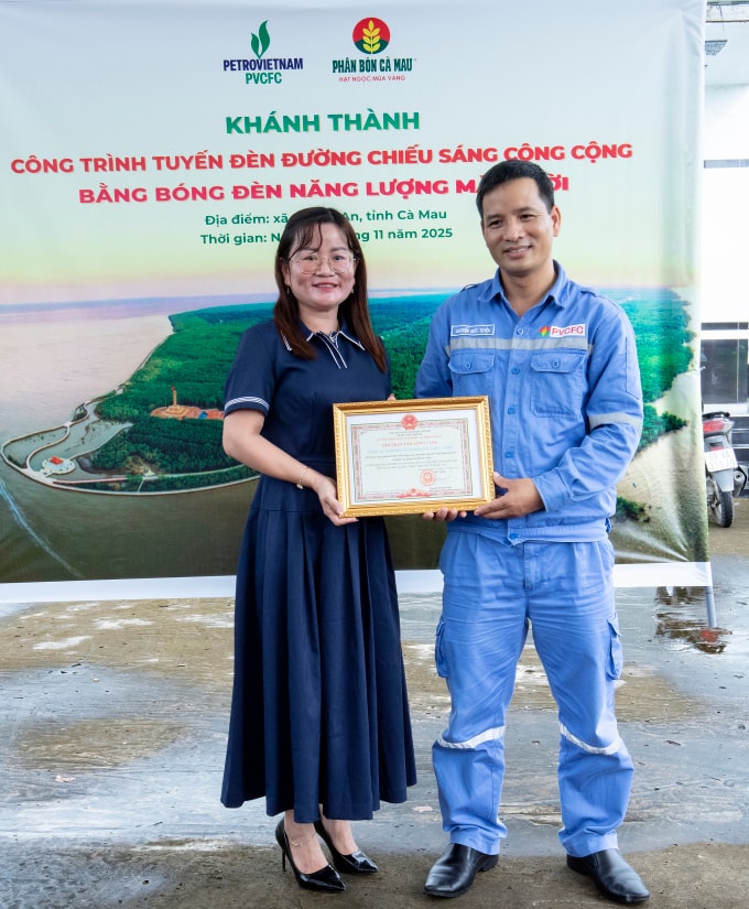 Đại diện UBND xã Khánh An (trái) trao giấy khen ghi nhận đóng góp của Phân bón Cà Mau cho địa phương. Ảnh: PVCFC