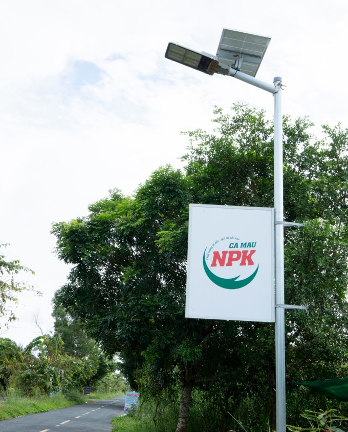 Trụ đèn do Phân Bón Cà Mau tài trợ. Ảnh: PVCFC