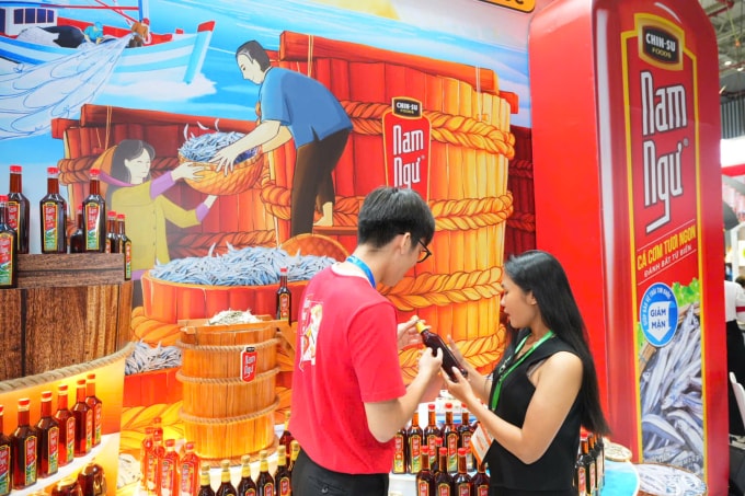 Khách hàng lựa chọn sản phẩm nước mắm Nam Ngư. Ảnh: Masan Consumer