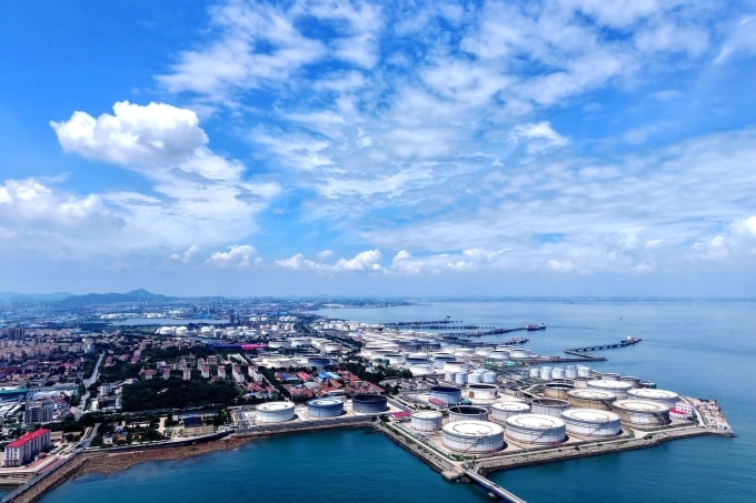 Kho lưu trữ dầu thô nhập khẩu ở Thanh Đảo, tỉnh Sơn Đông, Trung Quốc hồi tháng 8. Ảnh: AFP