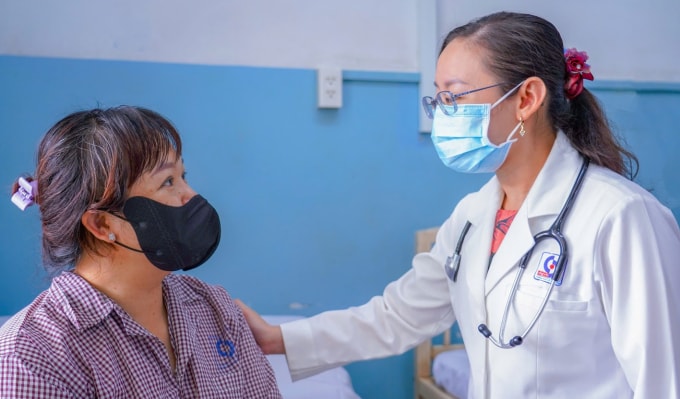 Bệnh nhân ngộ độc thực phẩm điều trị tại Bệnh viện Nhân dân Gia Định, ngày 10/11. Ảnh: Hạnh HoàngHạnh Hoàng