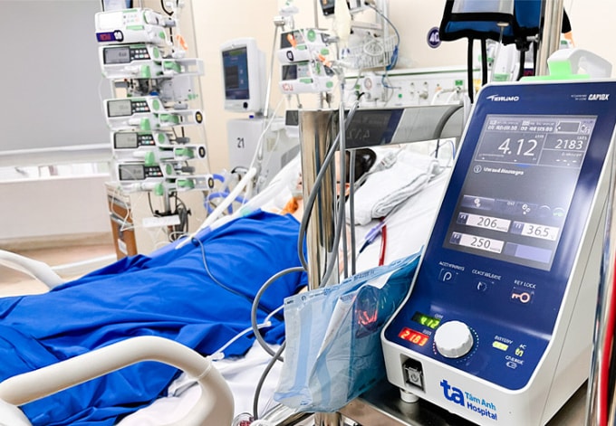 Người bệnh được hỗ trợ tim phổi nhân tạo (ECMO) liên tục tại khoa Hồi sức tích cực - Chống độc (ICU). Ảnh: Bệnh viện Đa khoa Tâm Anh