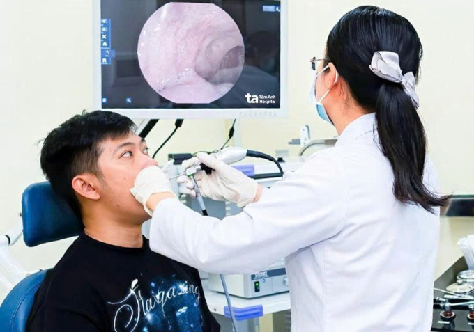 Bác sĩ Hằng đang nội soi họng cho một người bệnh. Ảnh: Bệnh viện Đa khoa Tâm Anh