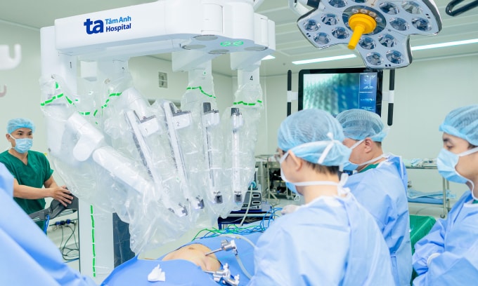 Bác sĩ mổ lấy nốt phổi cho bệnh nhân dưới sự hỗ trợ của cánh tay robot. Ảnh: Thanh Luận