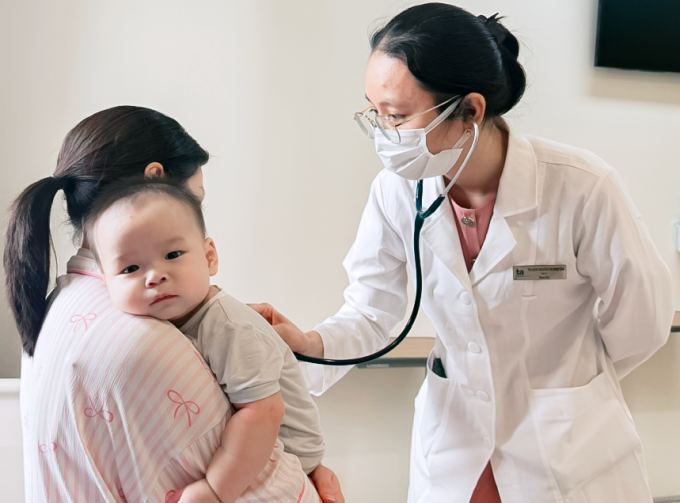 Bác sĩ Nga khám cho bé Hưng. Ảnh: Đinh Huệ