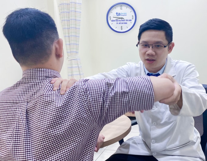 Bác sĩ Ơn đánh giá tình trạng chức năng khớp người bệnh. Ảnh minh họa: Phòng khám Đa khoa Tâm Anh Quận 7