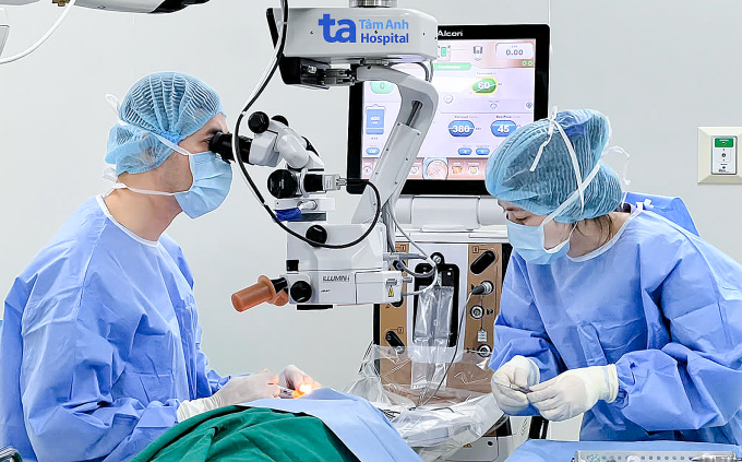 Bác sĩ phẫu thuật đục thủy tinh thể mắt phải cho người bệnh. Ảnh: Bệnh viện Đa khoa Tâm Anh