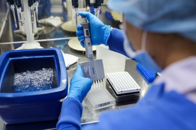 Nhân viên thực hiện xét nghiệm, giải trình tự gene tại Đơn vị Nghiên cứu lâm sàng Đại học Oxford (OUCRU). Ảnh: Quỳnh Trần