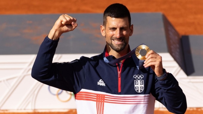 Djokovic mừng tấm HC vàng giành được ở Olympic Paris 2024, hồi tháng Tám năm ngoái. Ảnh: Reuters