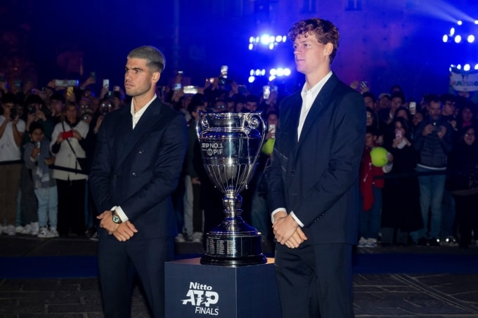 Alcaraz (trái) và Sinner bên chiếc cup cho tay vợt đứng số một thế giới cuối năm của ATP, trong buổi họp trước thềm ATP Finals ở Turin, Italy hôm 7/11. Ảnh: ATP