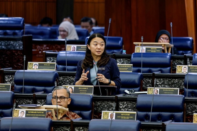 Bộ trưởng Bộ Thanh niên và Thể thao Malaysia Hannah Yeoh (giữa) phát biểu tại Quốc hội Malaysia vào tháng 10/2025. Ảnh: Bernama