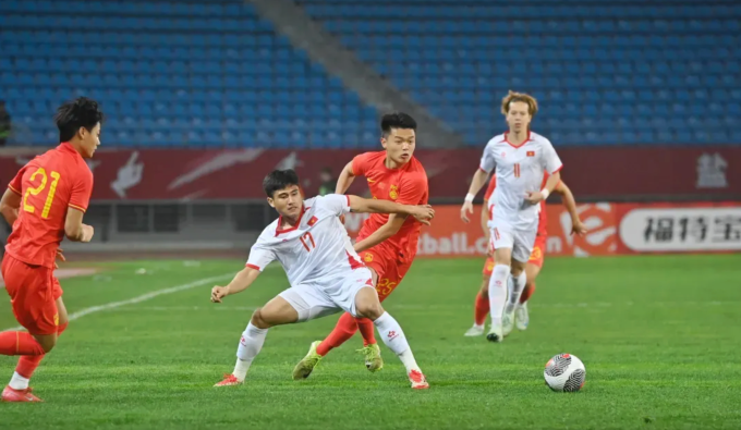 Việt Nam (áo trắng) hòa Trung Quốc (áo đỏ) 1-1 ở giải giao hữu U22 Panda Cup, trên sân Olympic Thành Đô, Trung Quốc ngày 25/3/2025. Ảnh: CFA
