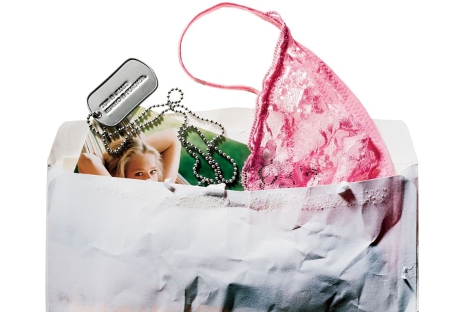 Jessi gửi thư kèm những bức ảnh gợi cảm, nội y, dây khắc tên Tom & Jessi cho bạn trai Tommy. Ảnh: Wired