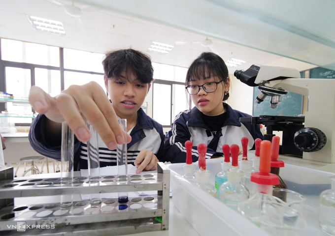 Học sinh trường THPT chuyên Hùng Vương, Phú Thọ, luyện phần thực hành môn Sinh học để chuẩn bị cho kỳ thi vào đội tuyển Olympic Sinh học quốc tế, tháng 3/2024. Ảnh: Ngọc Thành