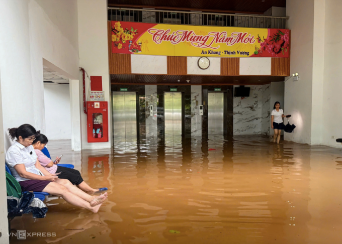 Chung cư Ecohome 1  bị ngập nặng, nước tràn vào thang máy tầng 1 hôm 26/8. Ảnh: Viết Tuân
