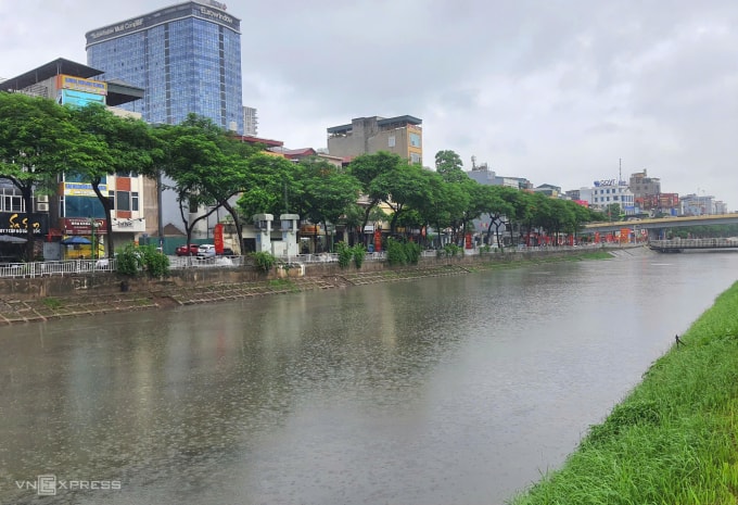 Nước sông Tô Lịch dâng cao sau trận mưa lớn hôm 26/8. Ảnh: Võ Hải