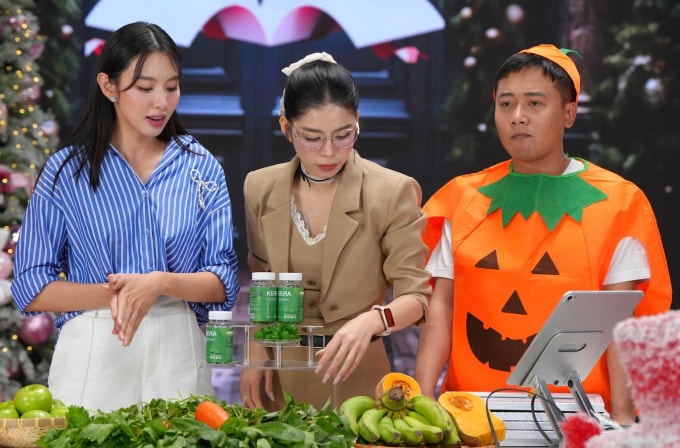 Hoa hậu Thùy Tiên, Hằng Du Mục, Quang Linh Vlogs (từ trái qua) trong một lần livestream bán kẹo Kera. Ảnh: Cắt từ video