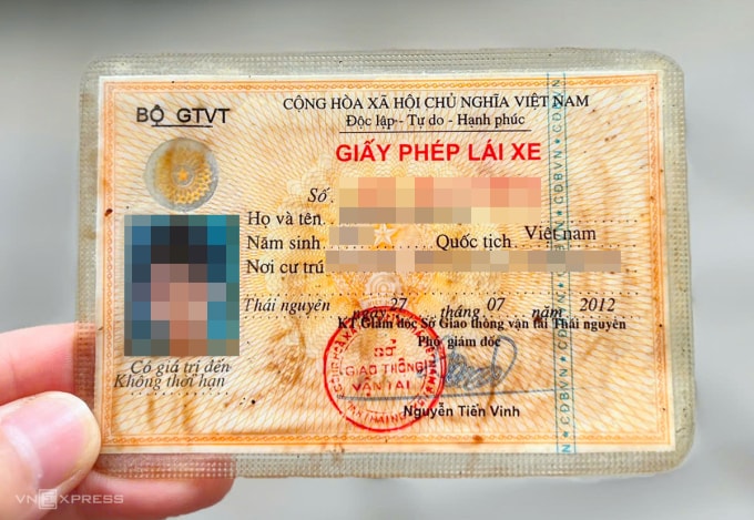 Giấy phép lái xe bằng vật liệu giấy. Ảnh: Phạm Dự