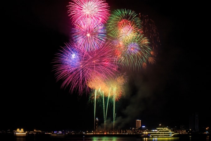Màn pháo hoa trên bầu trời Bãi Cháy. Ảnh: Ánh Dương