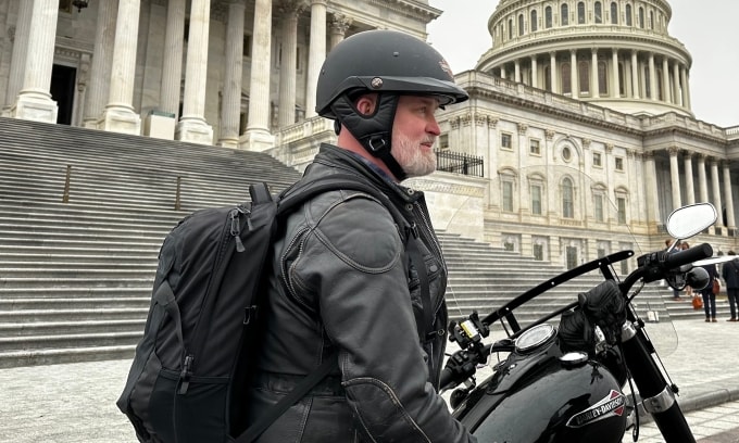 Hạ nghị sĩ Derrick Van Orden lái môtô tới Đồi Capitol hồi tháng 1/2023. Ảnh: Reuters